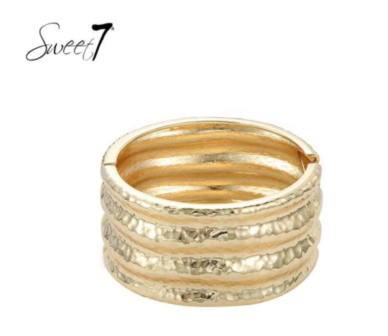 Sweet7 Bangle Armband Goud met Strepen - 18 cm