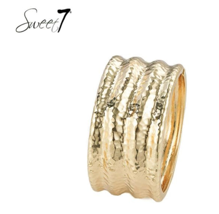 Sweet7 Bangle Armband Goud met Strepen - 18 cm