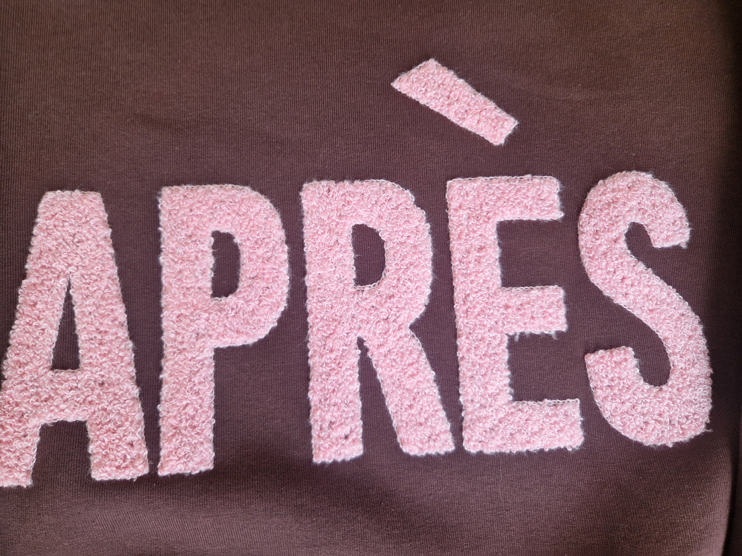 Après Sweater - Bruin met Roze Letters